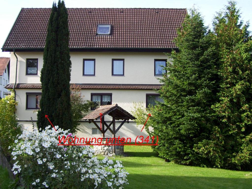 リンダウにあるFerienwohnung Hilde Hiemerの庭の赤い看板白い家