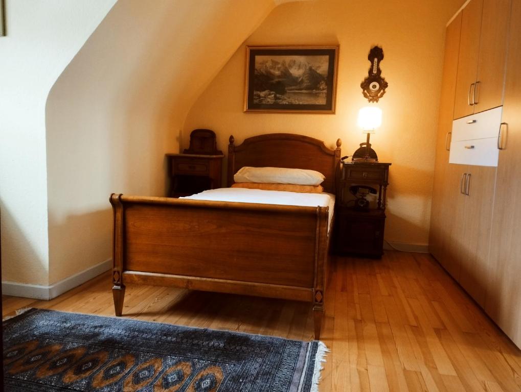1 dormitorio con 1 cama y 2 mesitas de noche en Zimmer in Nordschwarzwald, en Schömberg