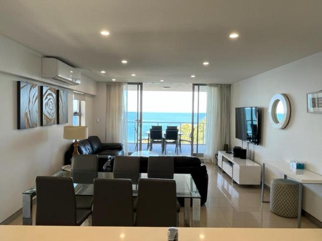 TV a/nebo společenská místnost v ubytování Redvue Holiday Apartments