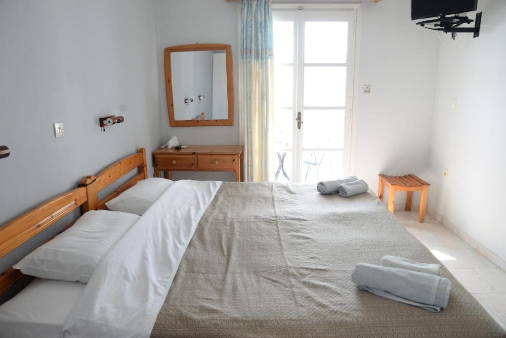 Postel nebo postele na pokoji v ubytování Studios Aeolos Kalymnos