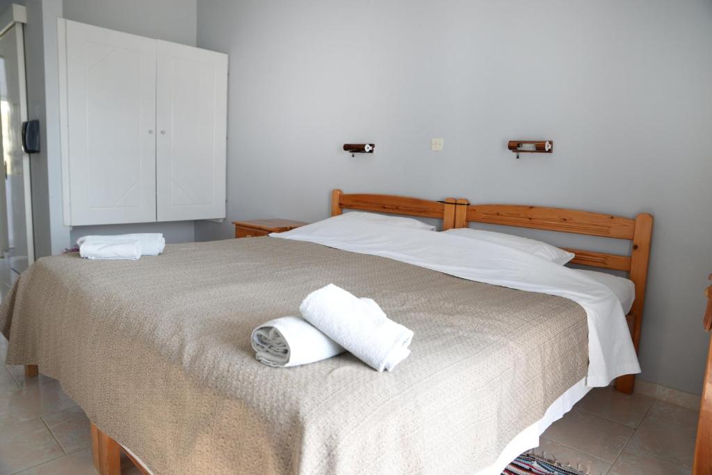 Postel nebo postele na pokoji v ubytování Studios Aeolos Kalymnos