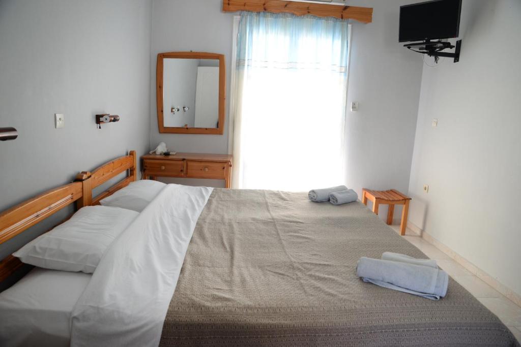 Postel nebo postele na pokoji v ubytování Studios Aeolos Kalymnos