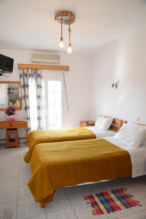 Postel nebo postele na pokoji v ubytování Studios Aeolos Kalymnos