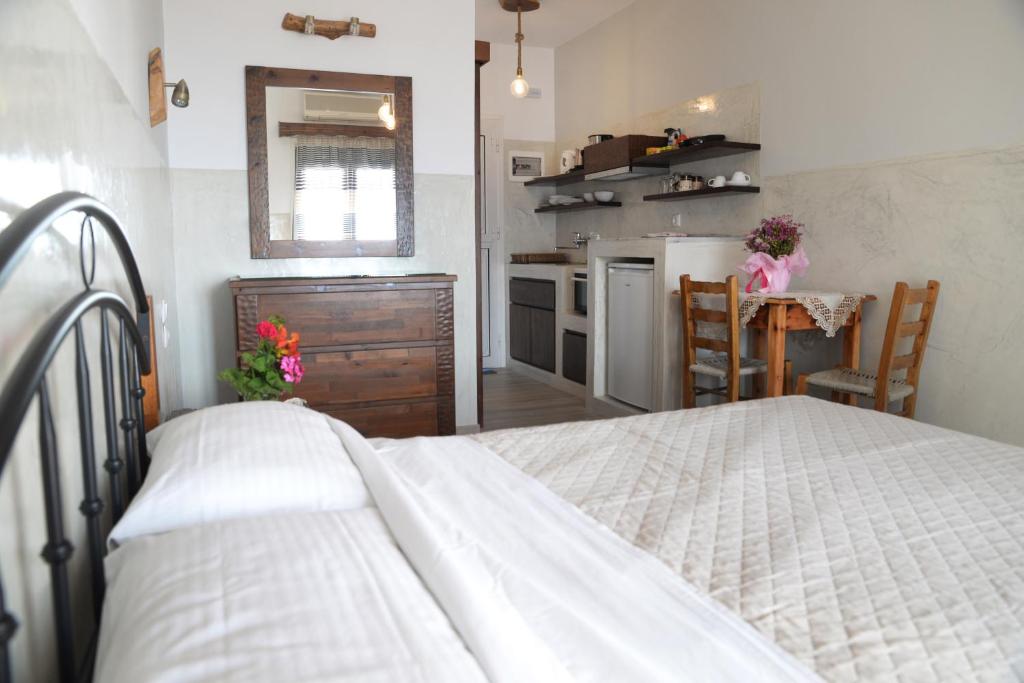 Postel nebo postele na pokoji v ubytování Studios Aeolos Kalymnos