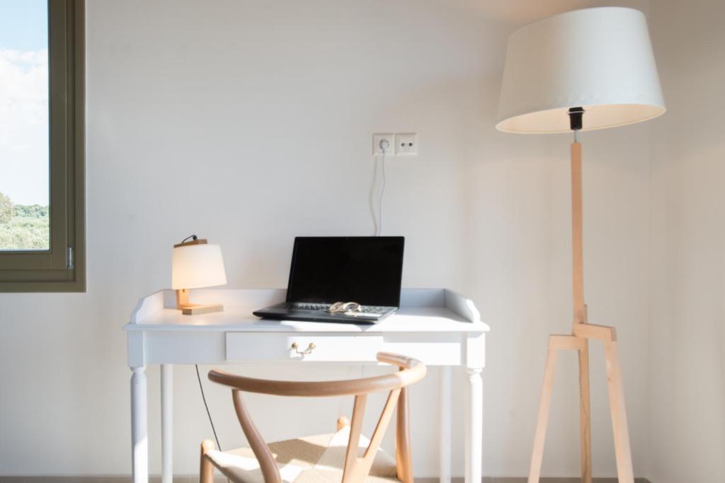 Televízia a/alebo spoločenská miestnosť v ubytovaní Callisto Seaside Homes & Suites