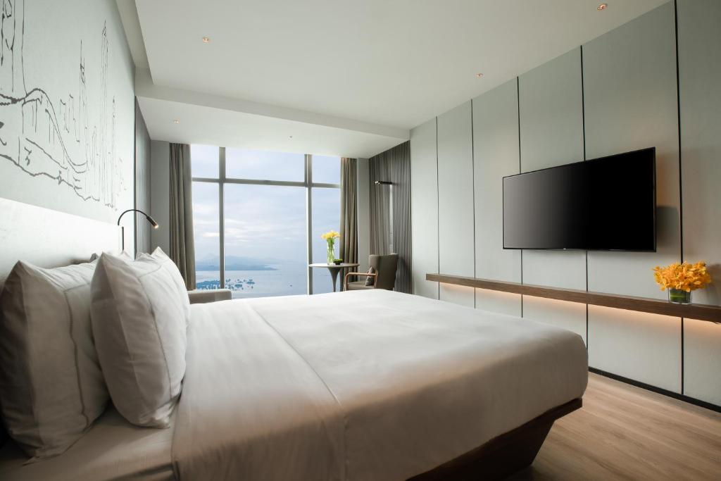 TV a/nebo společenská místnost v ubytování UrCove By Hyatt ShenZhen Futian Port毗邻中洲湾C Future City 福田口岸 尊享免费迷你吧