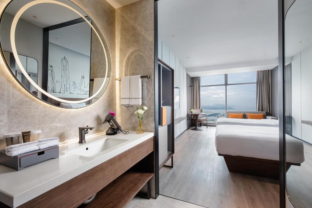 Postel nebo postele na pokoji v ubytování UrCove By Hyatt ShenZhen Futian Port毗邻中洲湾C Future City 福田口岸 尊享免费迷你吧