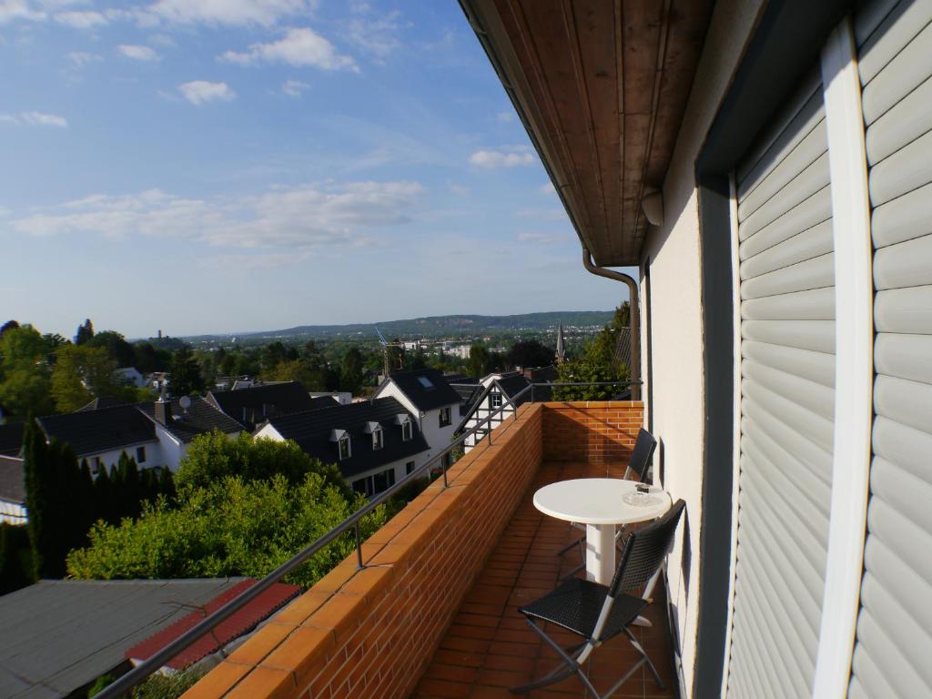 einen Balkon mit einem Tisch und Aussicht in der Unterkunft Siebengebirgsblick in Bonn