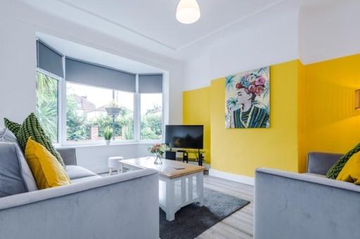 TV i/ili multimedijalni sistem u objektu SPECIAL RATE FOR BOOKINGS MORE THAN 7 NIGHTS, WARM SPACIOUS CONTRACTOR HOUSE NEAR LIVERPOOL CITY CENTRE SLEEPS 8 kitchen & dining room, washing machine