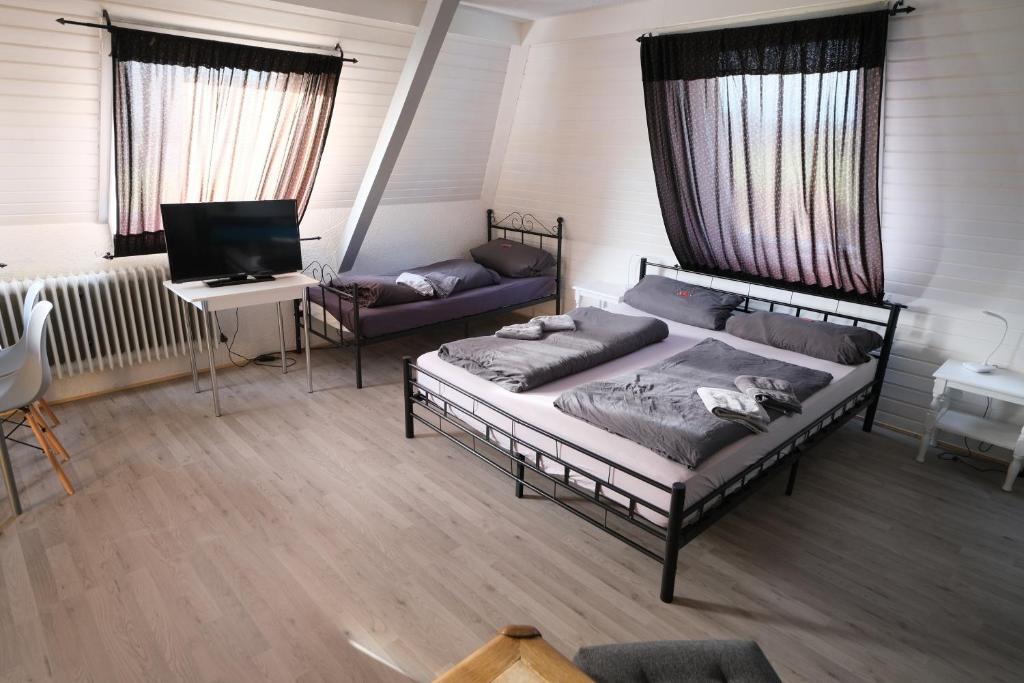 Postel nebo postele na pokoji v ubytování B und B Titisee Hotel Sonnenmatte nahe Badeparadies