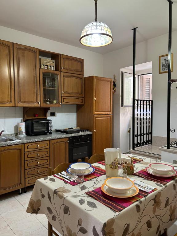 A kitchen or kitchenette at La Minicasa