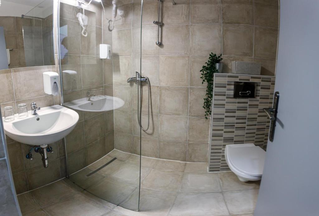 Árnyas Panzió Gödöllő - Chambre Jumelle Avec Salle De Bain Privée