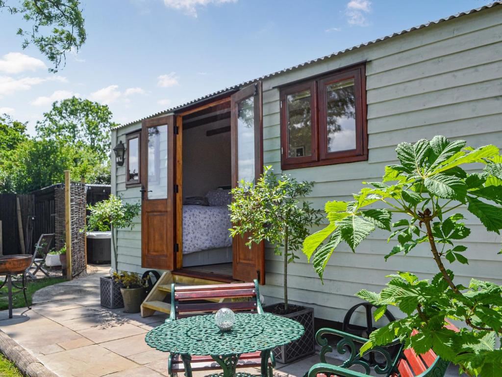 Casa pequeña con mesa y patio en Wildflower View en Lowthorpe