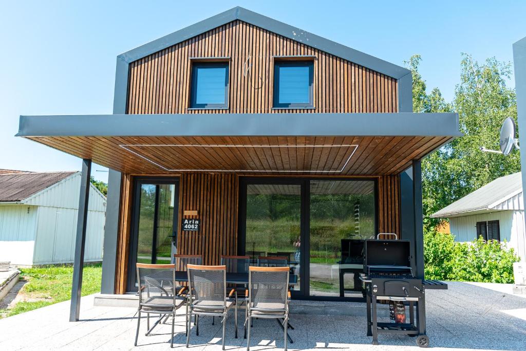 una casa con techo de metal en un patio en ARIA DELUXE Mobile Homes with Terme Čatež Tickets en Čatež ob Savi