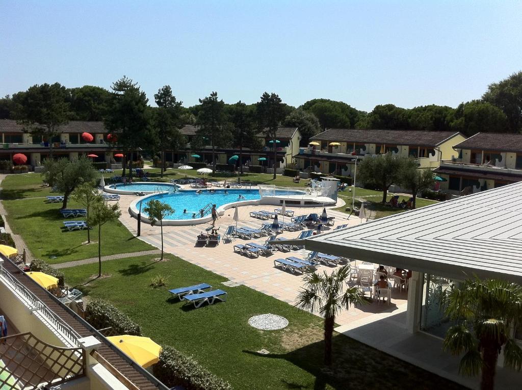 Výhled na bazén z ubytování Bibione Residence Apartments nebo okolí