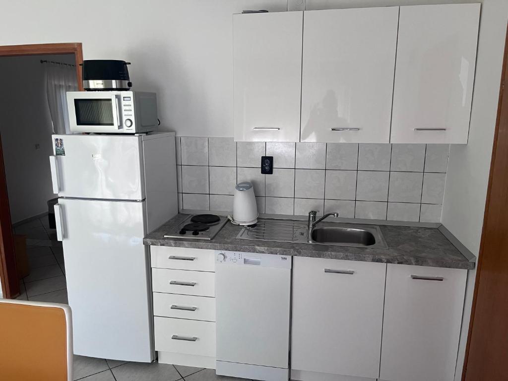 Kuchyň nebo kuchyňský kout v ubytování Apartments Nives