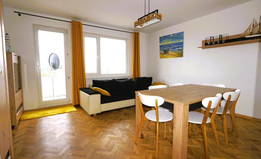 uma sala de estar com uma mesa e um sofá em Apartament w centrum Kołobrzegu, nad rzeką em Kolobrzeg