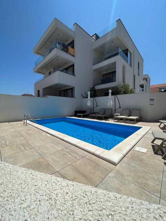 Bazén v ubytovaní Luxury apartment Casia with heated pool and pleasent terrace alebo v jeho blízkosti
