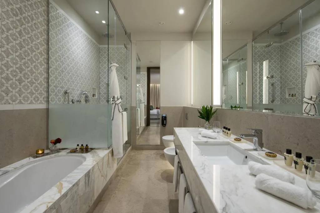 Junior Suite, 1 King, City view