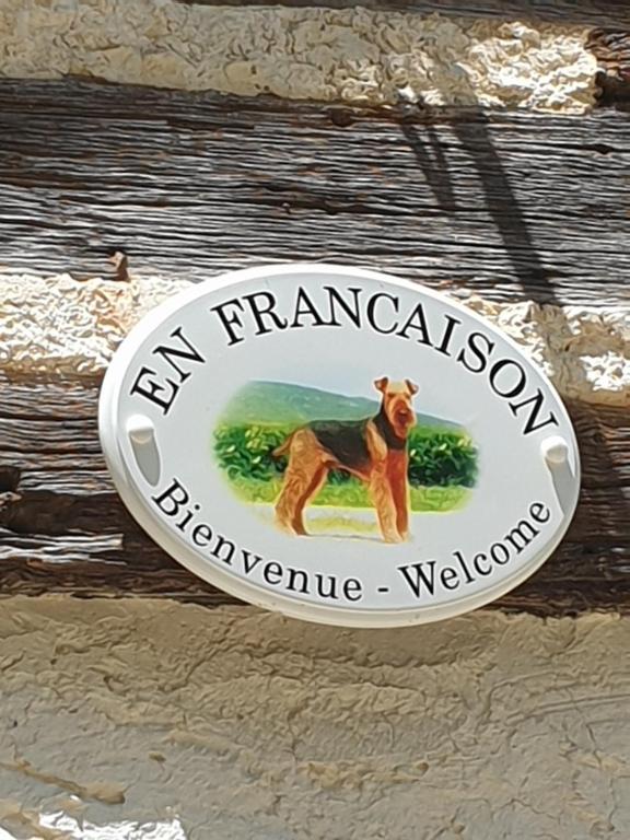 un cartel con una foto de un perro. en En Françaison Gîte en Lomagne Gersoise, 