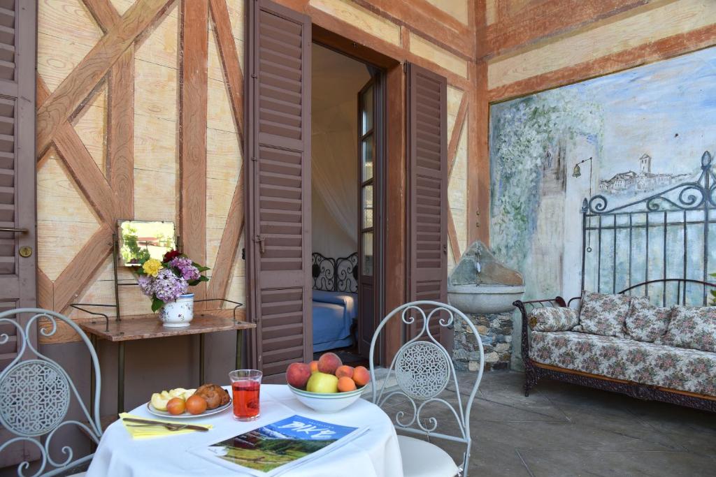 - une chambre avec une table, des chaises et un canapé dans l'établissement Il Drago al Roseto del Drago, à San Bernardo