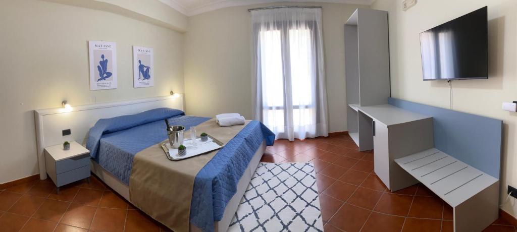 um quarto de hotel com uma cama com uma bandeja em Scala dei Turchi Palace Suites em Realmonte