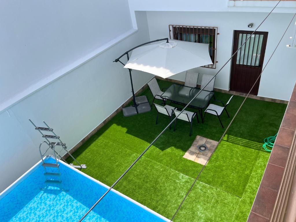 an overhead view of a house with a pool and a table and chair at VILLA RANGEL VIP in Olivenza