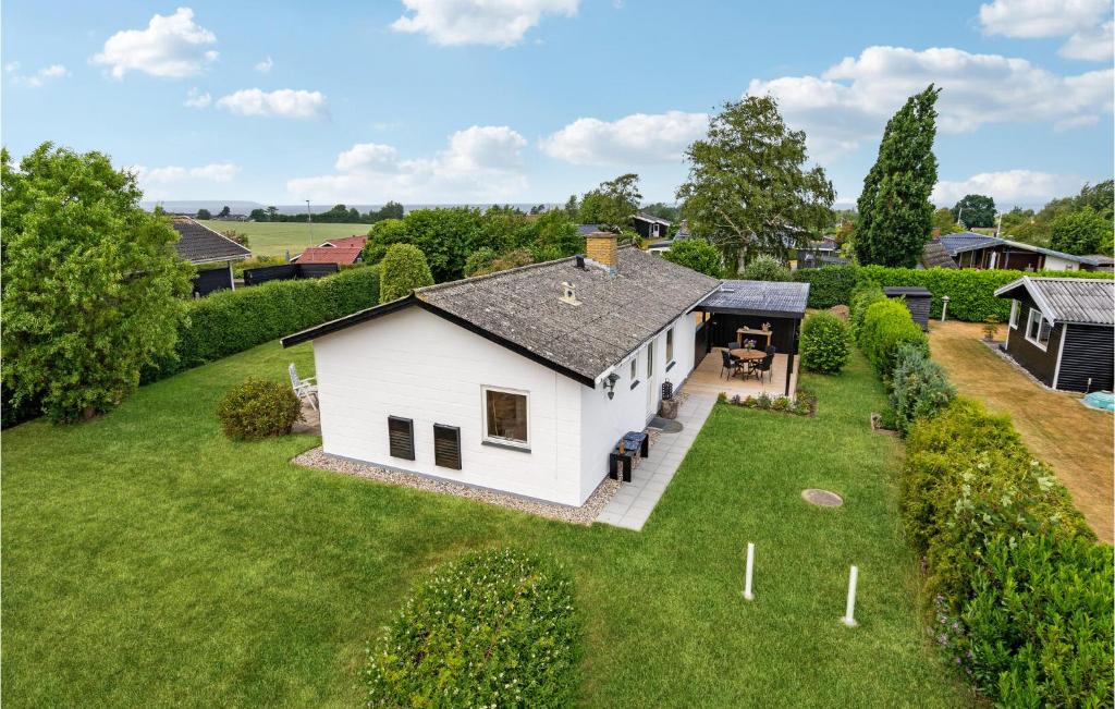 - une vue aérienne sur une maison blanche avec une cour dans l'établissement Cozy Home In Bogense With Wifi, à Bogense