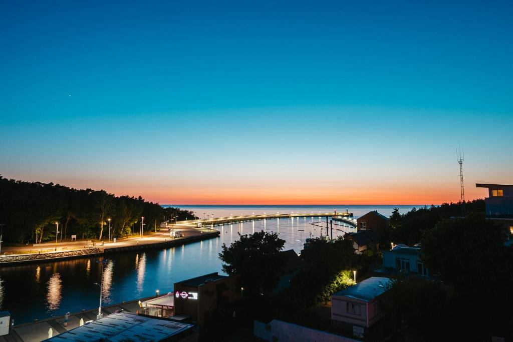 ムジェジノにあるArt Boulevardの夕日時の川橋