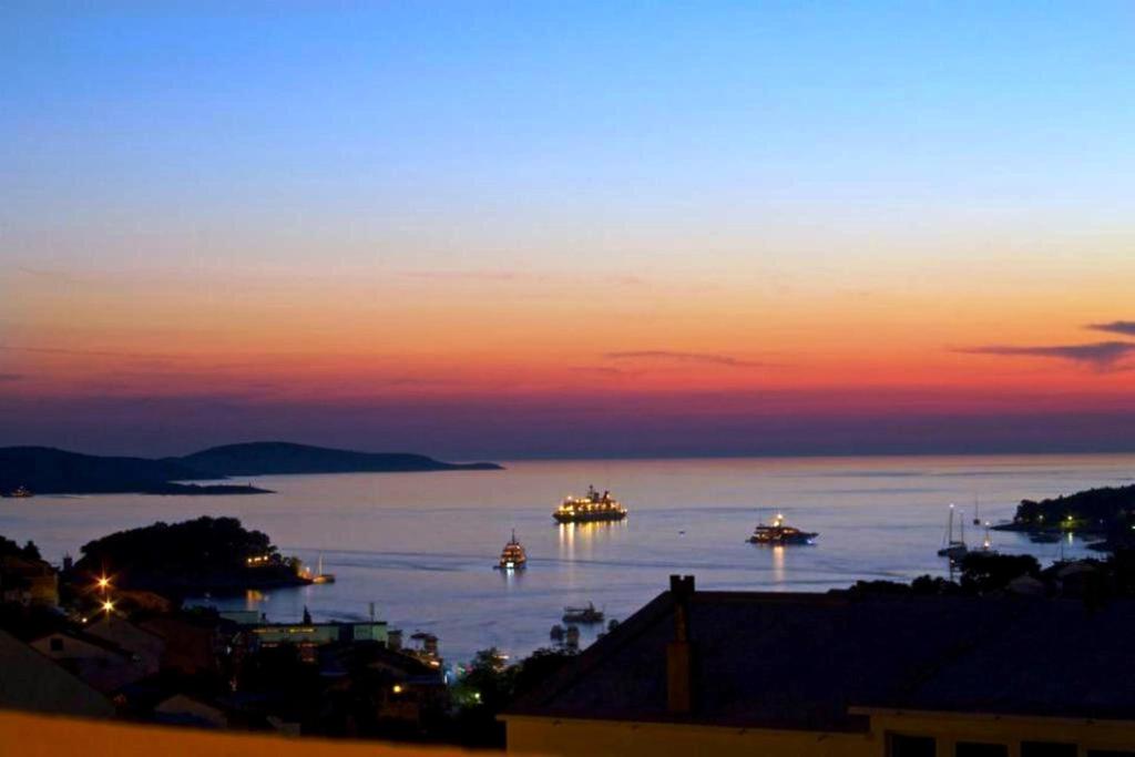 un grupo de barcos en el agua al atardecer en Villa Paladina, en Hvar