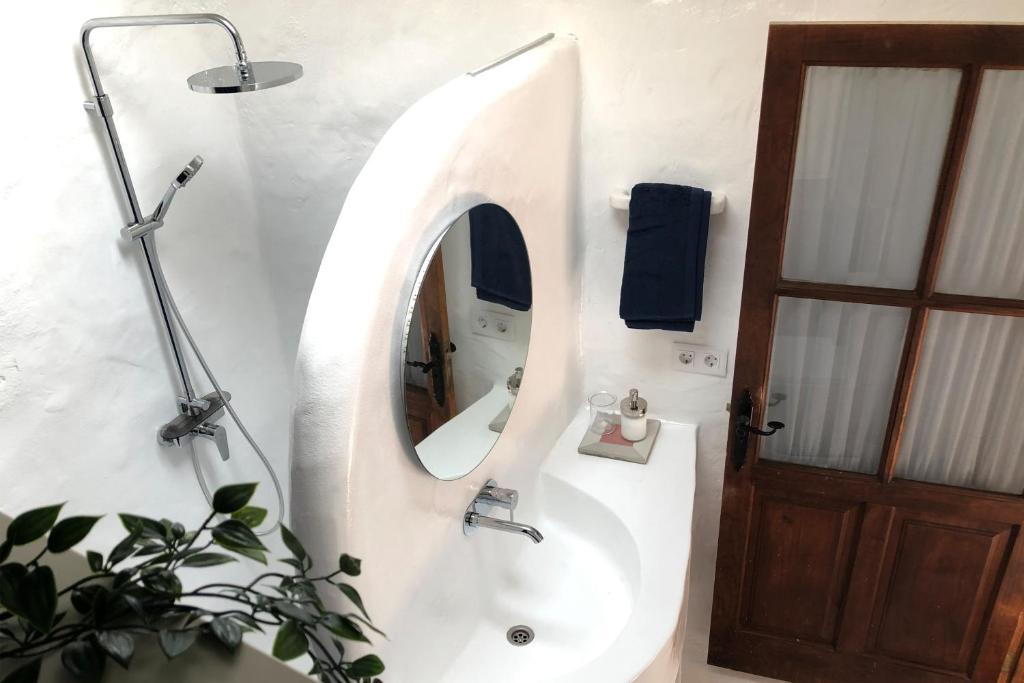 Koupelna v ubytování Casa Lupe. Art-inspired courtyard house in Teguise