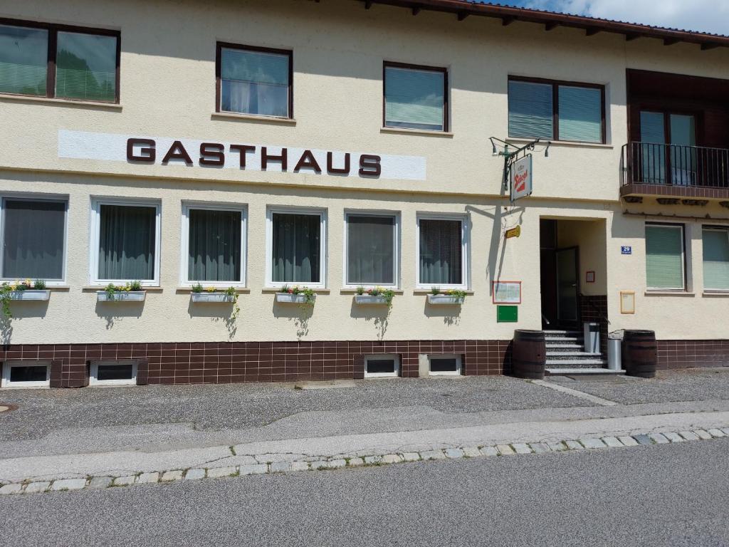 un edificio con el nombre de una catahoula en él en Gasthaus Teveli, en Kroatisch Geresdorf