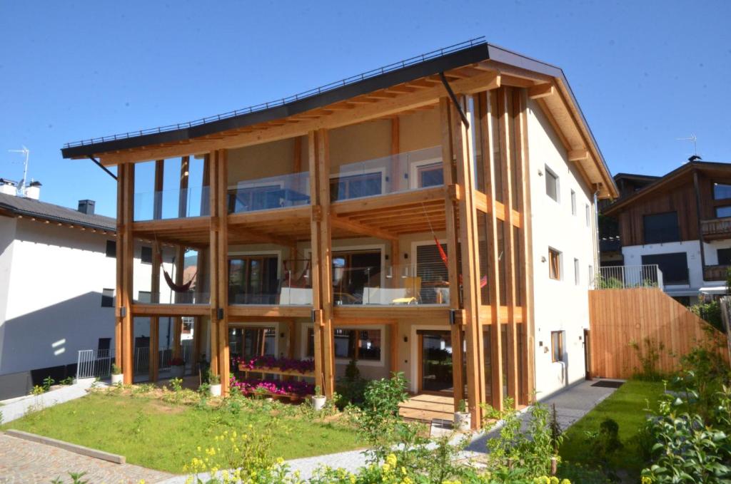 uma casa grande com vigas de madeira em Kastelart - Karbon em Castelrotto