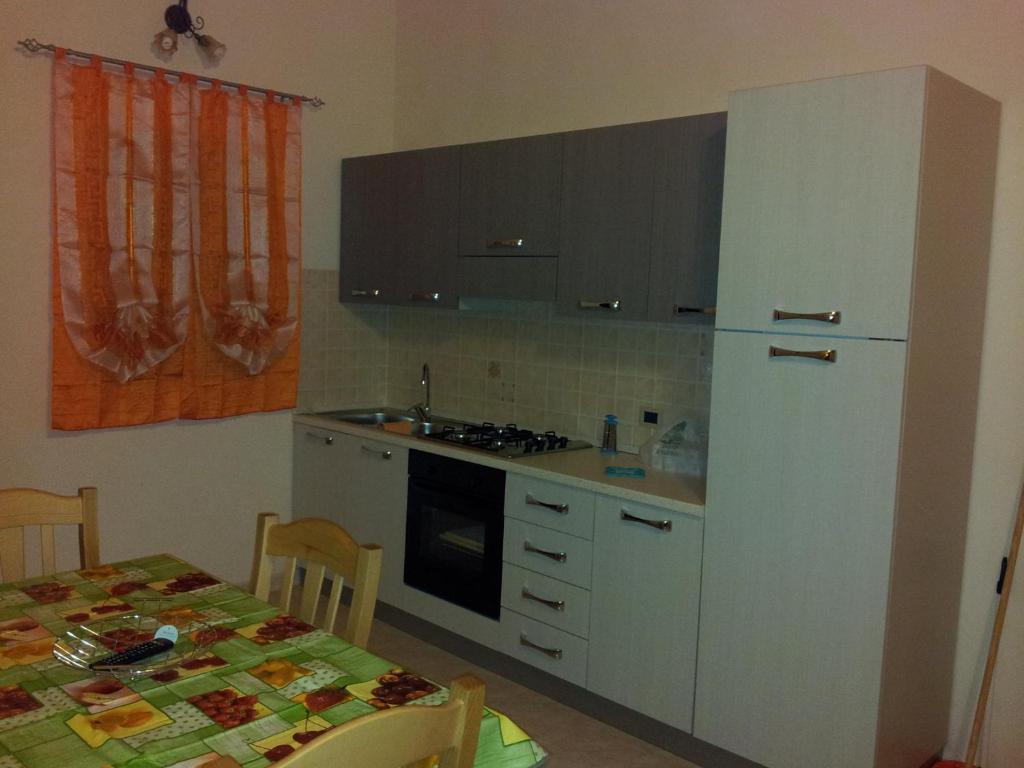 Kuchyňa alebo kuchynka v ubytovaní Casa Vacanze Calafarina