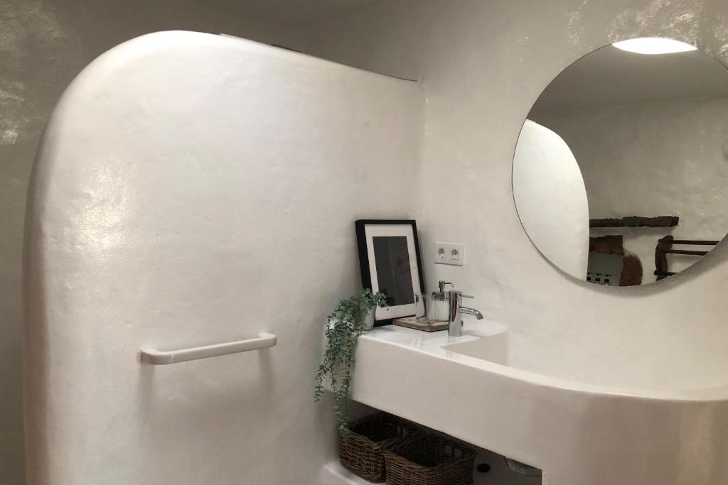 Koupelna v ubytování Casa Lupe. Art-inspired courtyard house in Teguise