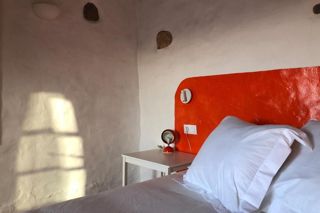 Postel nebo postele na pokoji v ubytování Casa Lupe. Art-inspired courtyard house in Teguise