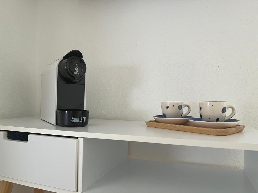 Příslušenství pro přípravu čaje a kávy v ubytování Via Giardini Rooms