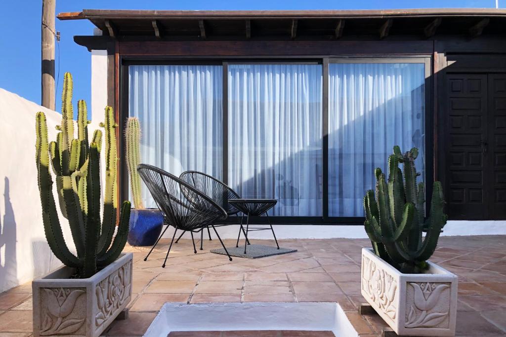 Fotografie z fotogalerie ubytování Casa Lupe. Art-inspired courtyard house in Teguise v destinaci Teguise
