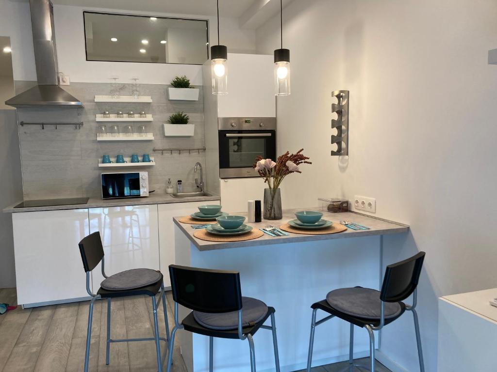 A kitchen or kitchenette at Carina Apartment