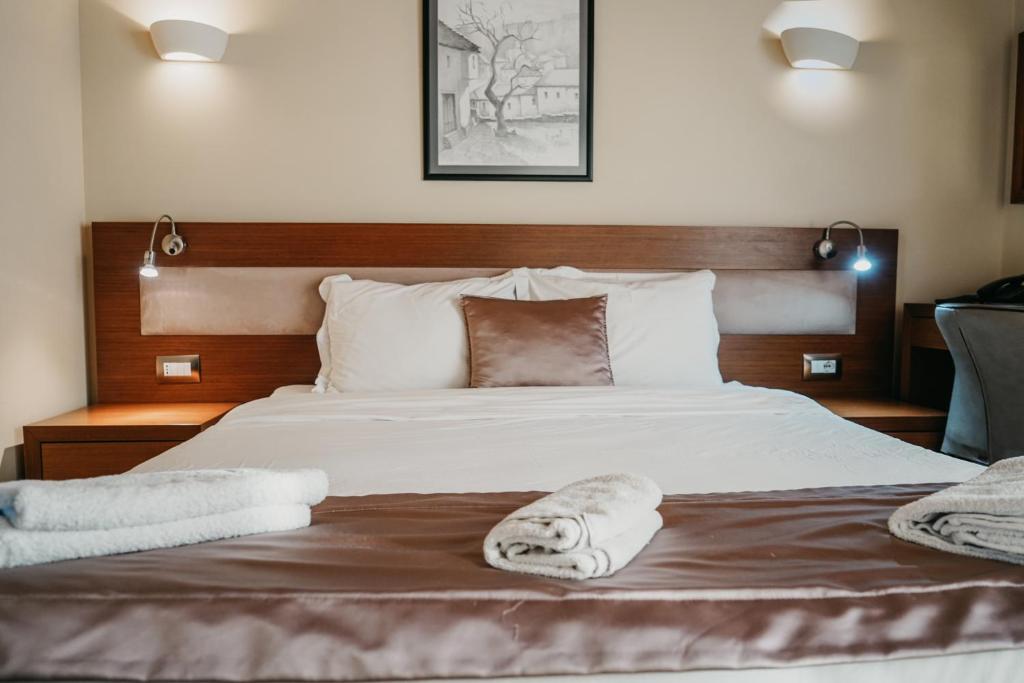 Postel nebo postele na pokoji v ubytování Center Hotel
