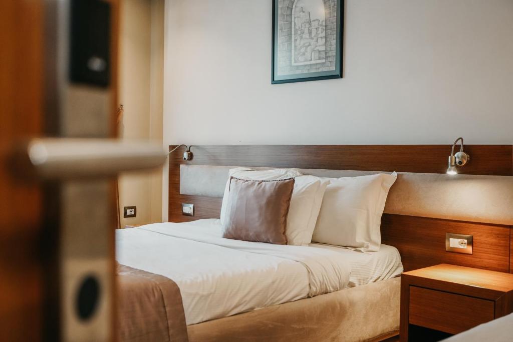 Postel nebo postele na pokoji v ubytování Center Hotel
