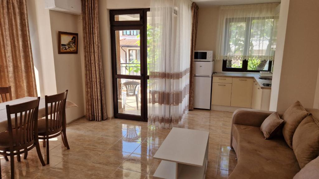 Kuchyň nebo kuchyňský kout v ubytování Luxury Apartments Ekaterina