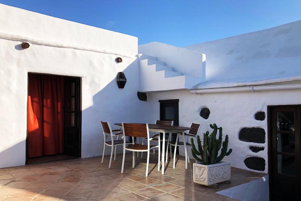Balkón nebo terasa v ubytování Casa Lupe. Art-inspired courtyard house in Teguise