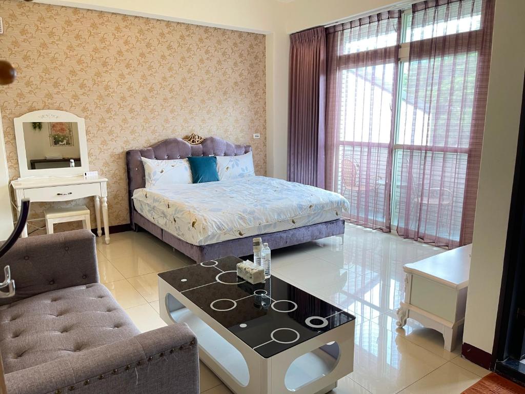 Uma cama ou camas num quarto em Holiday Homestay