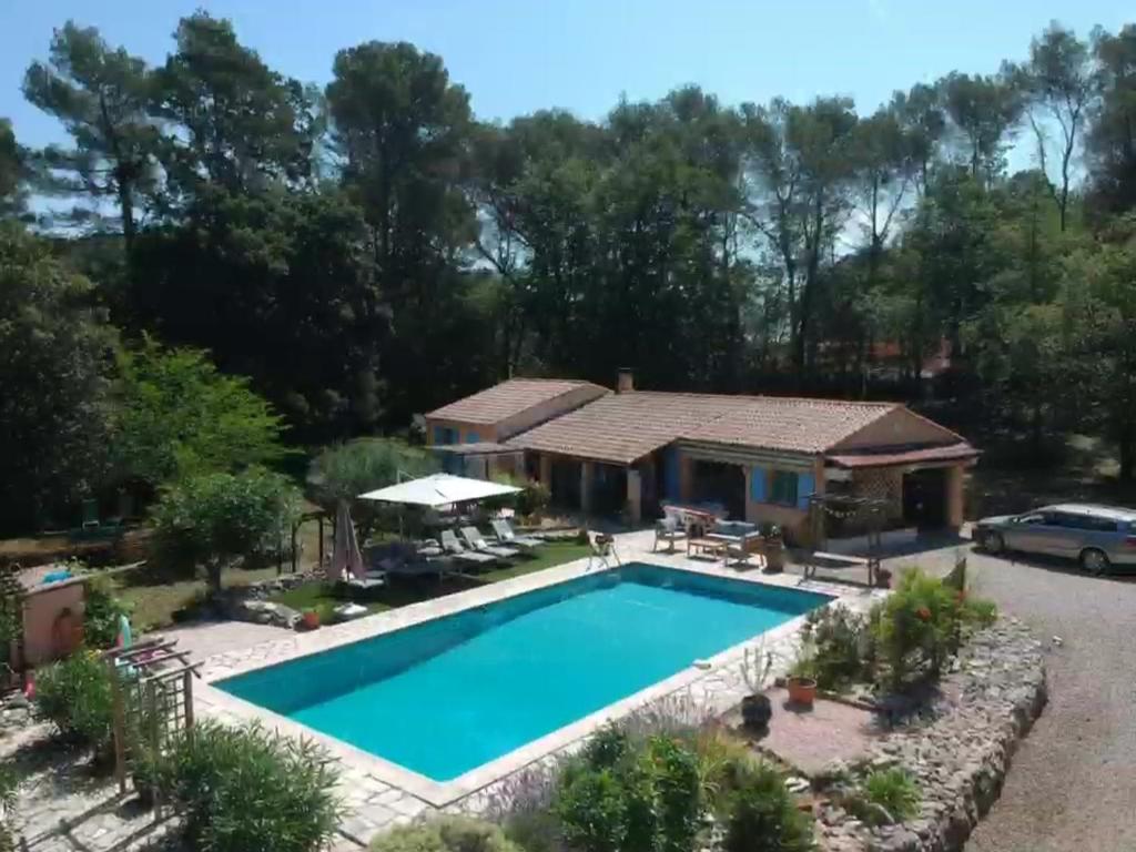 een afbeelding van een huis met een zwembad bij Maison agréable et familliale in Roquefort-les-Pins