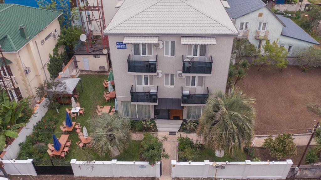 an aerial view of a house with a swimming pool at Дом отдыха ира in Ureki