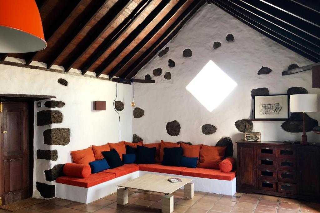 Posezení v ubytování Casa Lupe. Art-inspired courtyard house in Teguise