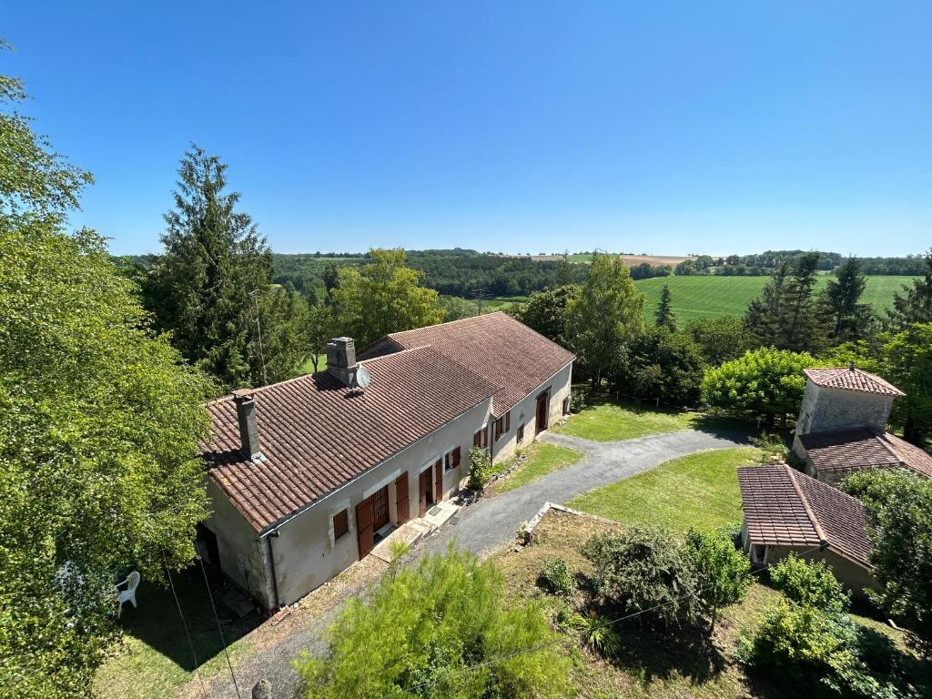 een luchtzicht op een huis met een dak bij Gîte en Périgord avec piscine in Celles