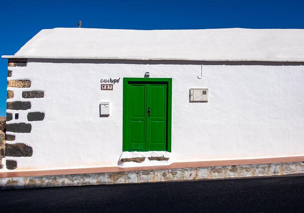 Fotografie z fotogalerie ubytování Casa Lupe. Art-inspired courtyard house in Teguise v destinaci Teguise