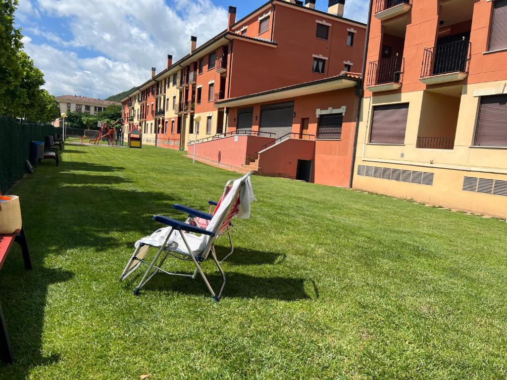 Zahrada ubytování VILLA CARMEN coqueto apartamento con piscina y garaje by Apartamentos Logrono